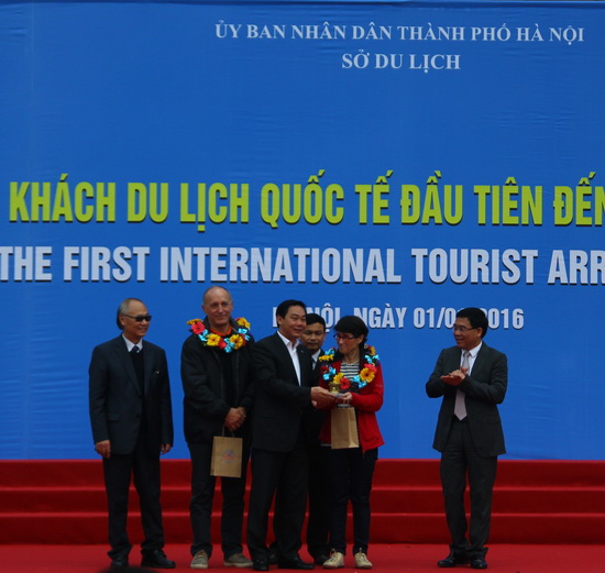 Hà Nội đón khách du lịch quốc tế đầu tiên năm 2016 ảnh 1